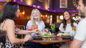 供應午餐及晚餐
