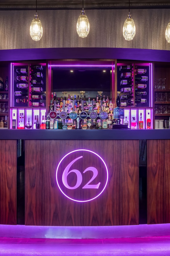 2 bars/lounges