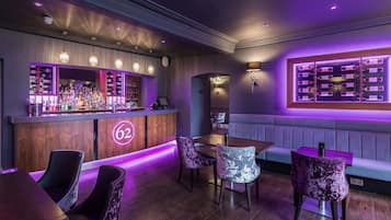 2 bars/lounges