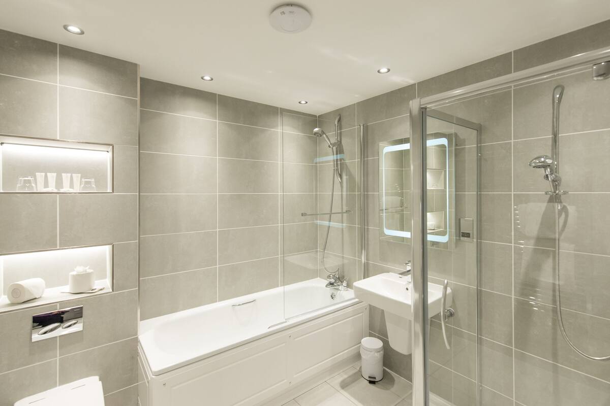 superior double or twin room | bathroom | combined shower/bathtub, free toiletries, slippers, towels