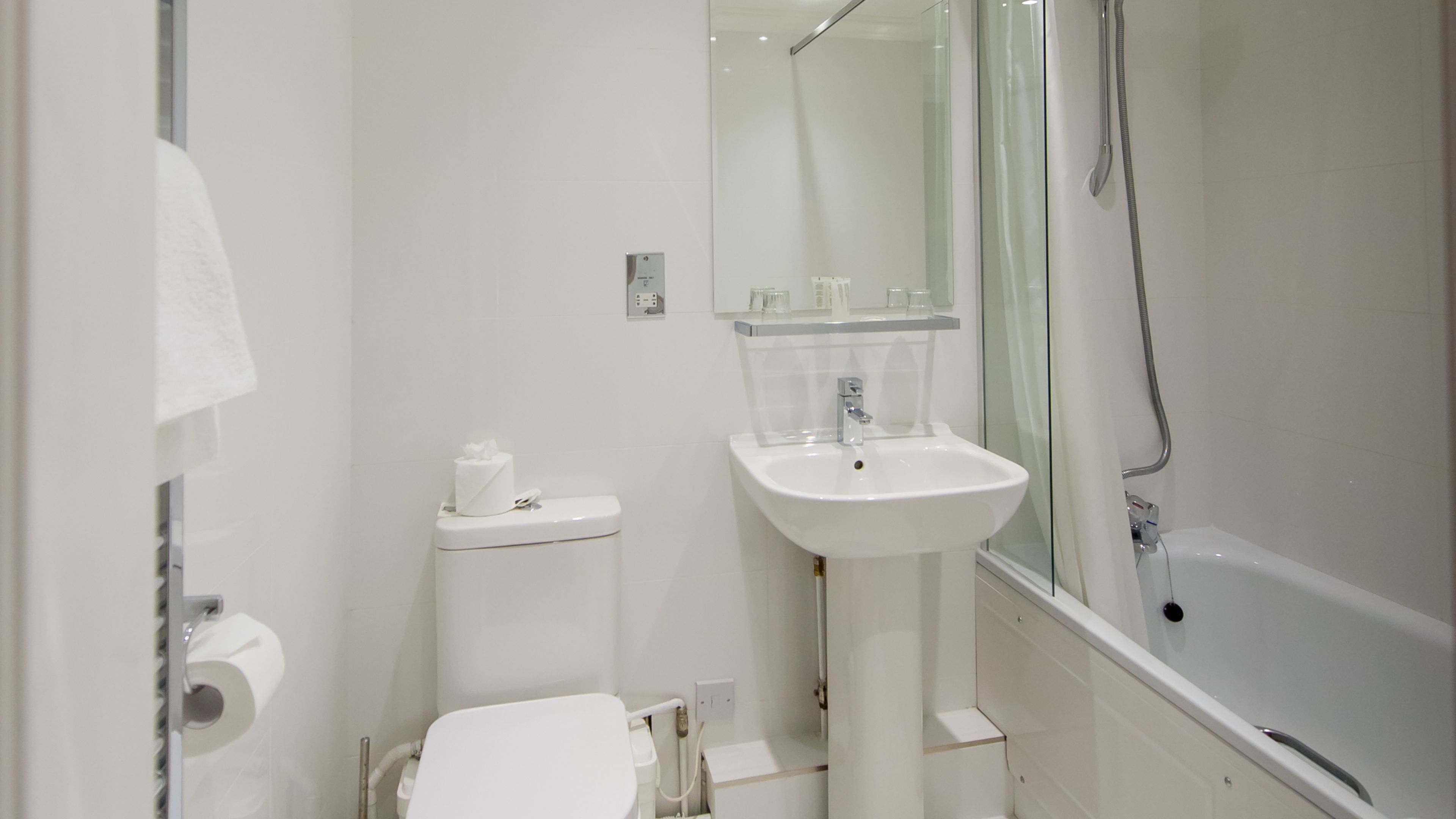 Un baño con inodoro, lavabo y bañera.