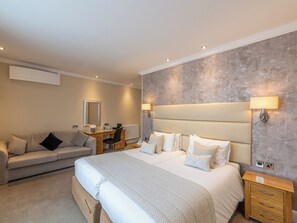 Deluxe Double Room | In-room safe, desk, laptop workspace, iron/ironing board - The Royal & Fortescue (Barnstaple)