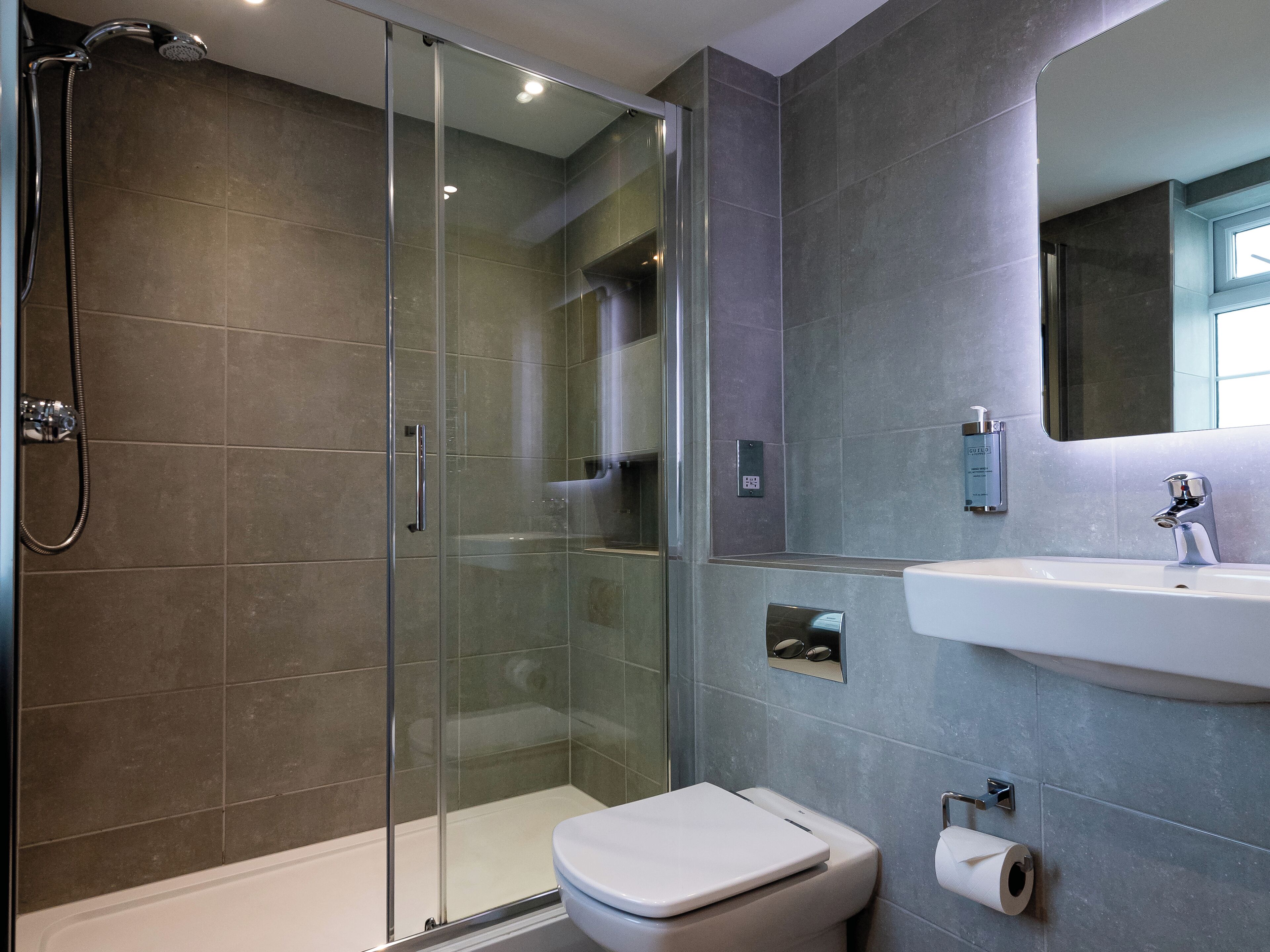 combined shower/bathtub, free toiletries, slippers, towels