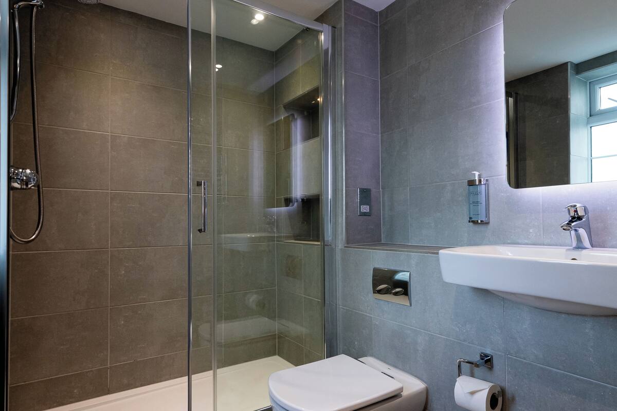 combined shower/bathtub, free toiletries, slippers, towels