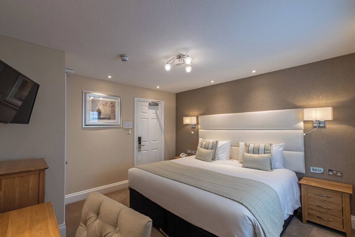 standard room | in-room safe, desk, laptop workspace, iron/ironing board