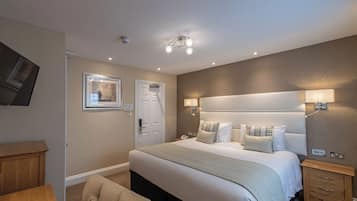 Standard Room | In-room safe, desk, laptop workspace, iron/ironing board