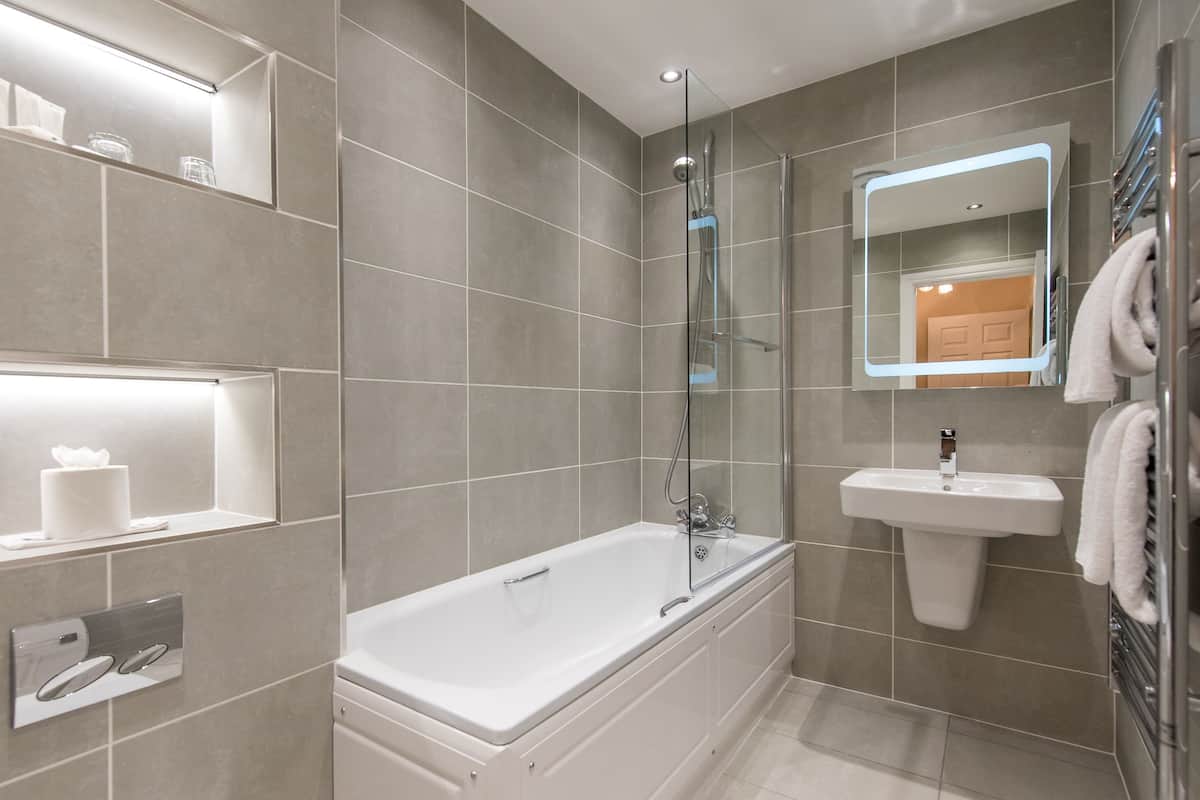 combined shower/bathtub, free toiletries, slippers, towels