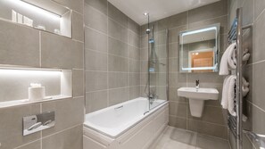 Combined shower/bathtub, free toiletries, slippers, towels - The Royal & Fortescue (Barnstaple)