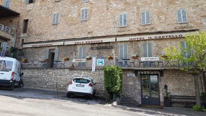 A stone building with multiple windows, a restaurant, and a self-service area. - Hotel il Castello (Assisi)