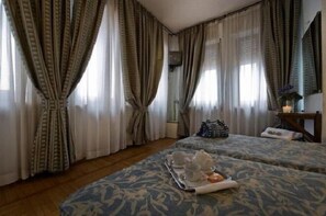 Una scrivania, insonorizzazione, Wi-Fi gratuito, lenzuola