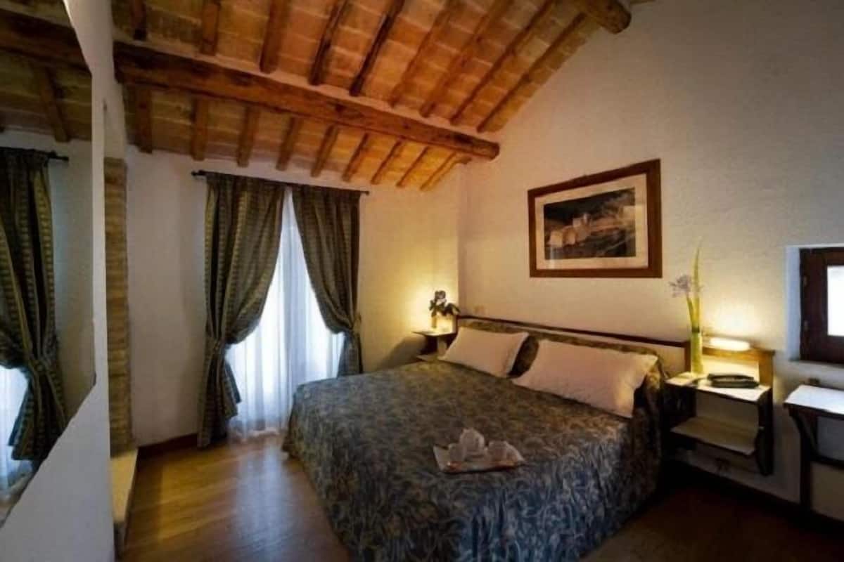 Double or Twin Room | Desk, soundproofing, free WiFi, bed sheets
