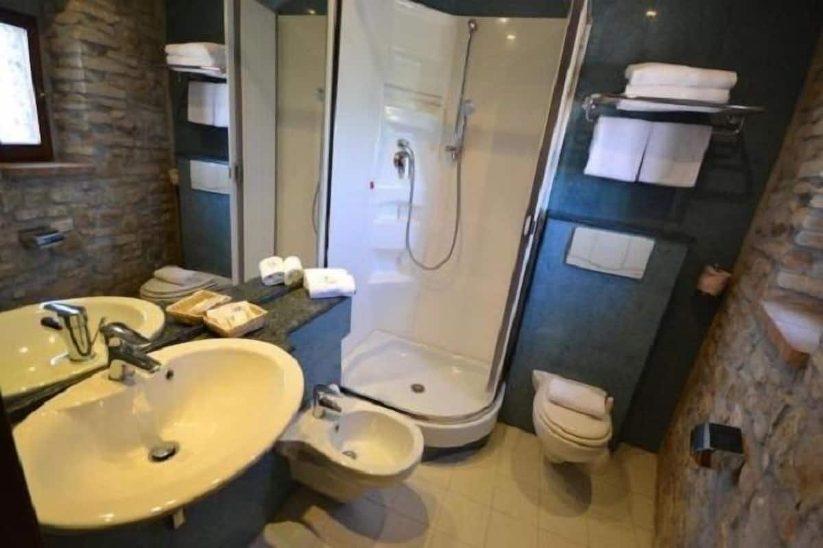 Desk, soundproofing, free WiFi, bed sheets