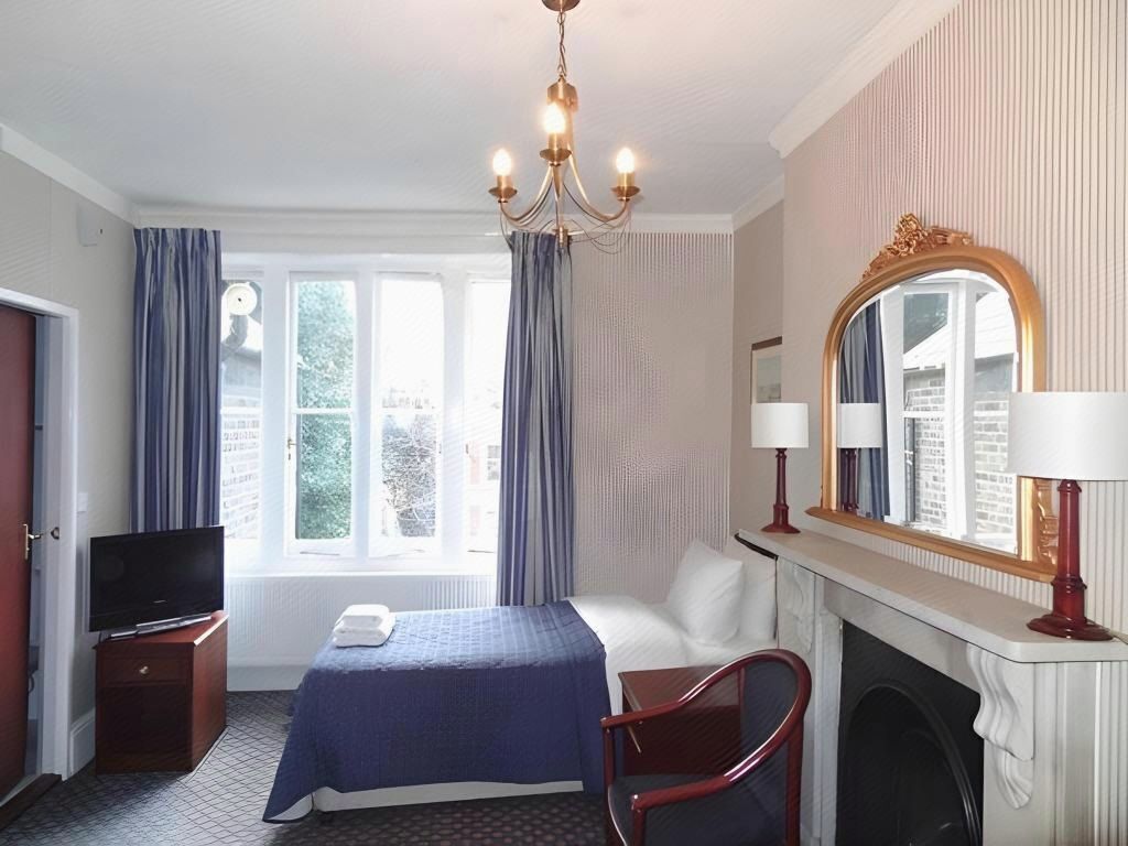 Premium bedding, desk, iron/ironing board, free WiFi