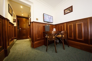 Quarto casal superior (With Outside Shared Patio) | 1 quarto, roupas de cama premium, escrivaninha