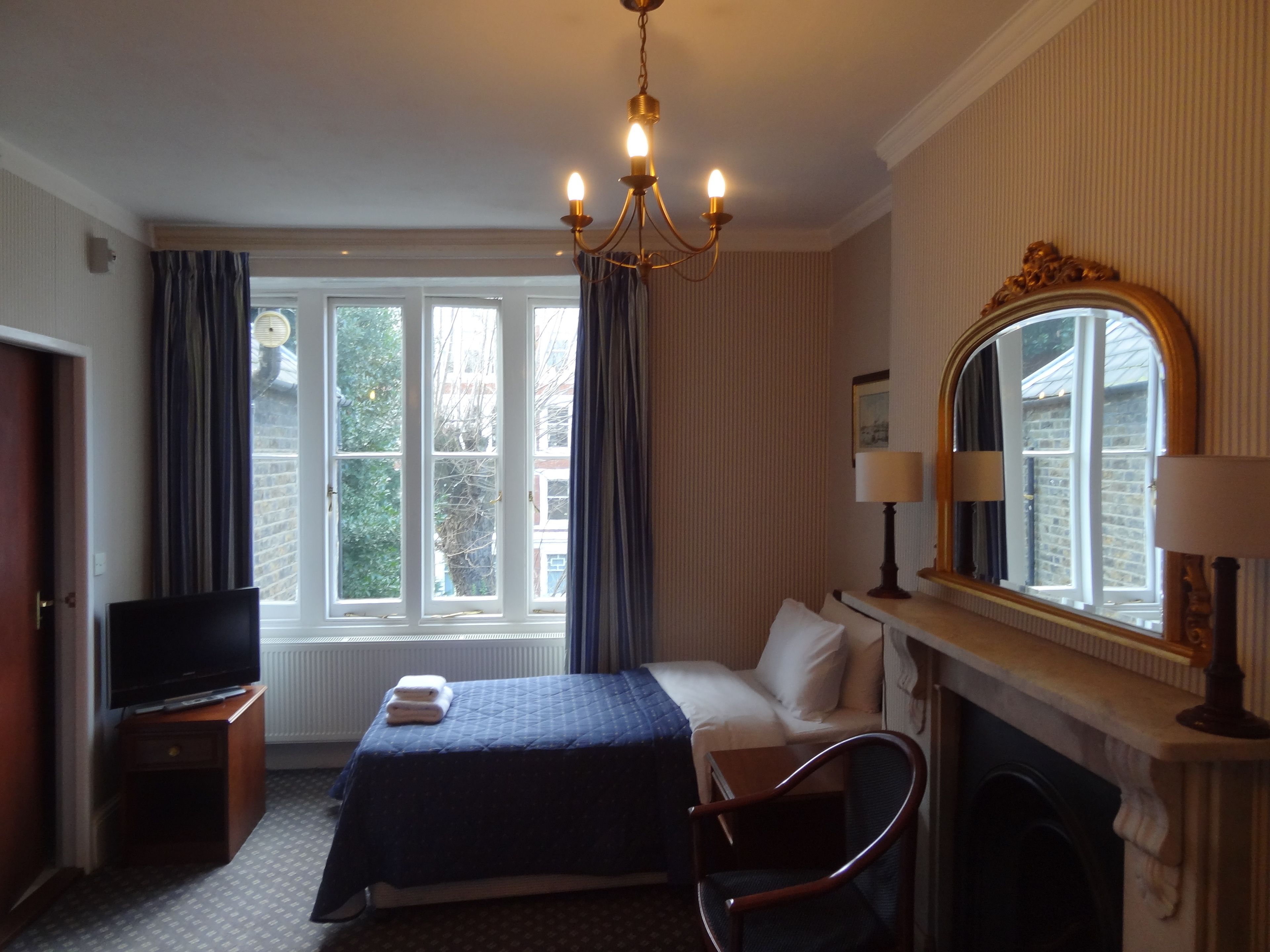 triple room | premium bedding, desk, iron/ironing board, free wifi