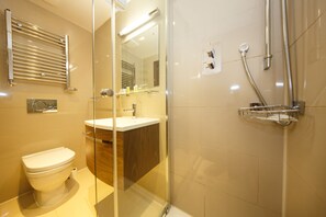 Shower, free toiletries, hair dryer, towels - Regency House (London)