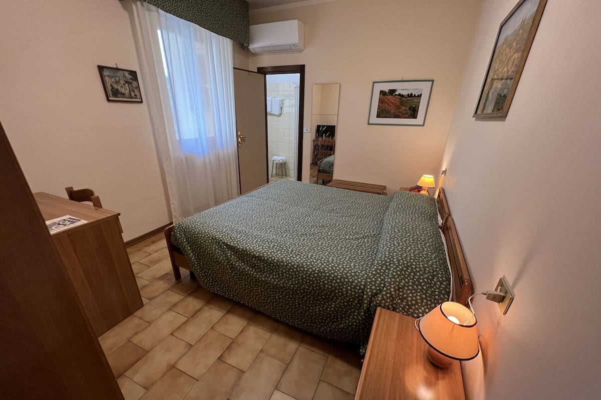 In-room safe, desk, WiFi (free)