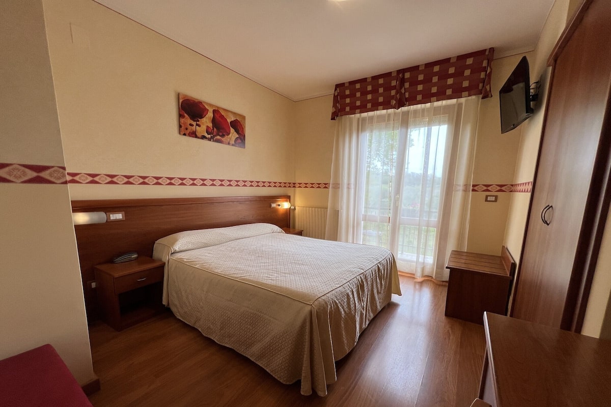 In-room safe, desk, WiFi (free)