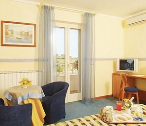 Panoramic Double Room | Living area