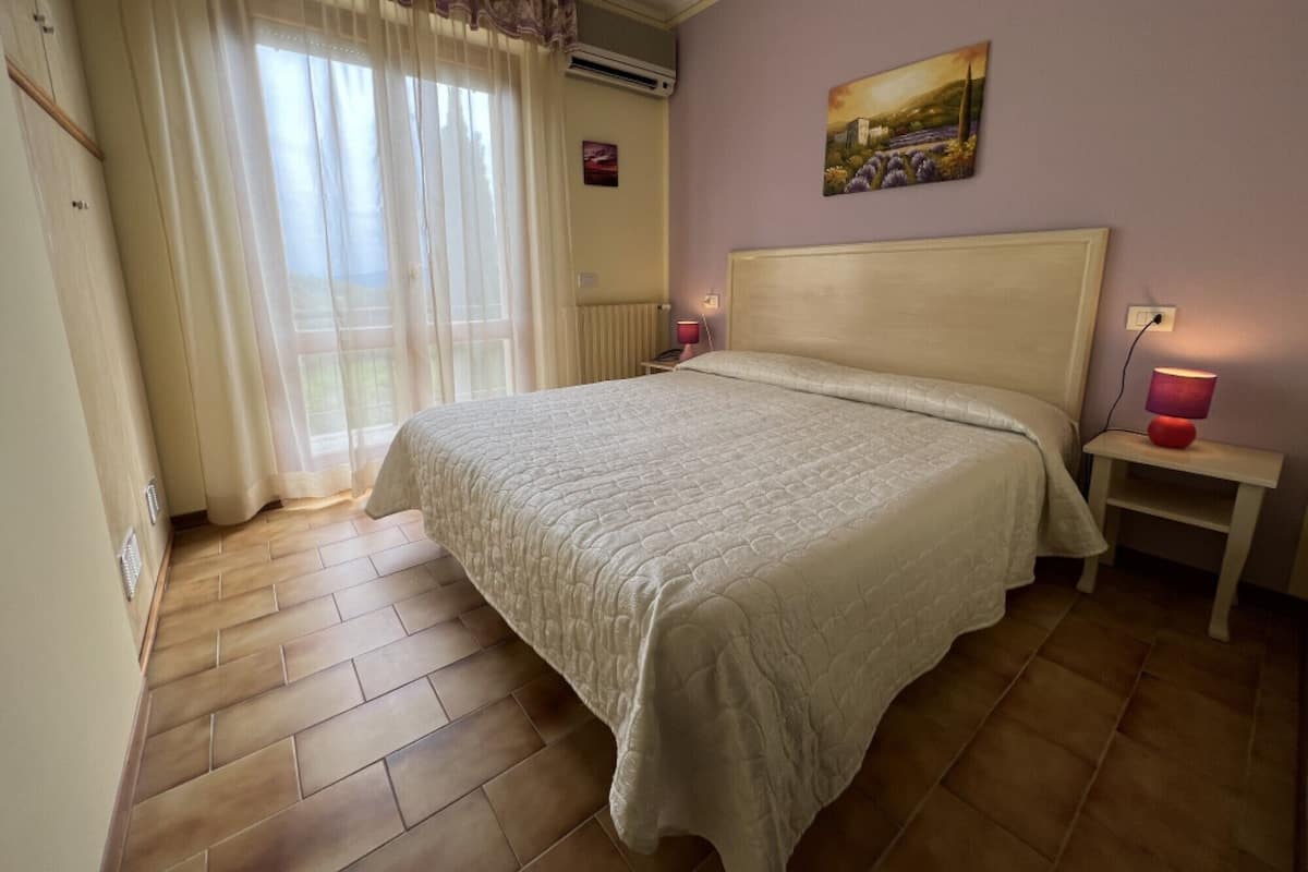 In-room safe, desk, WiFi (free)