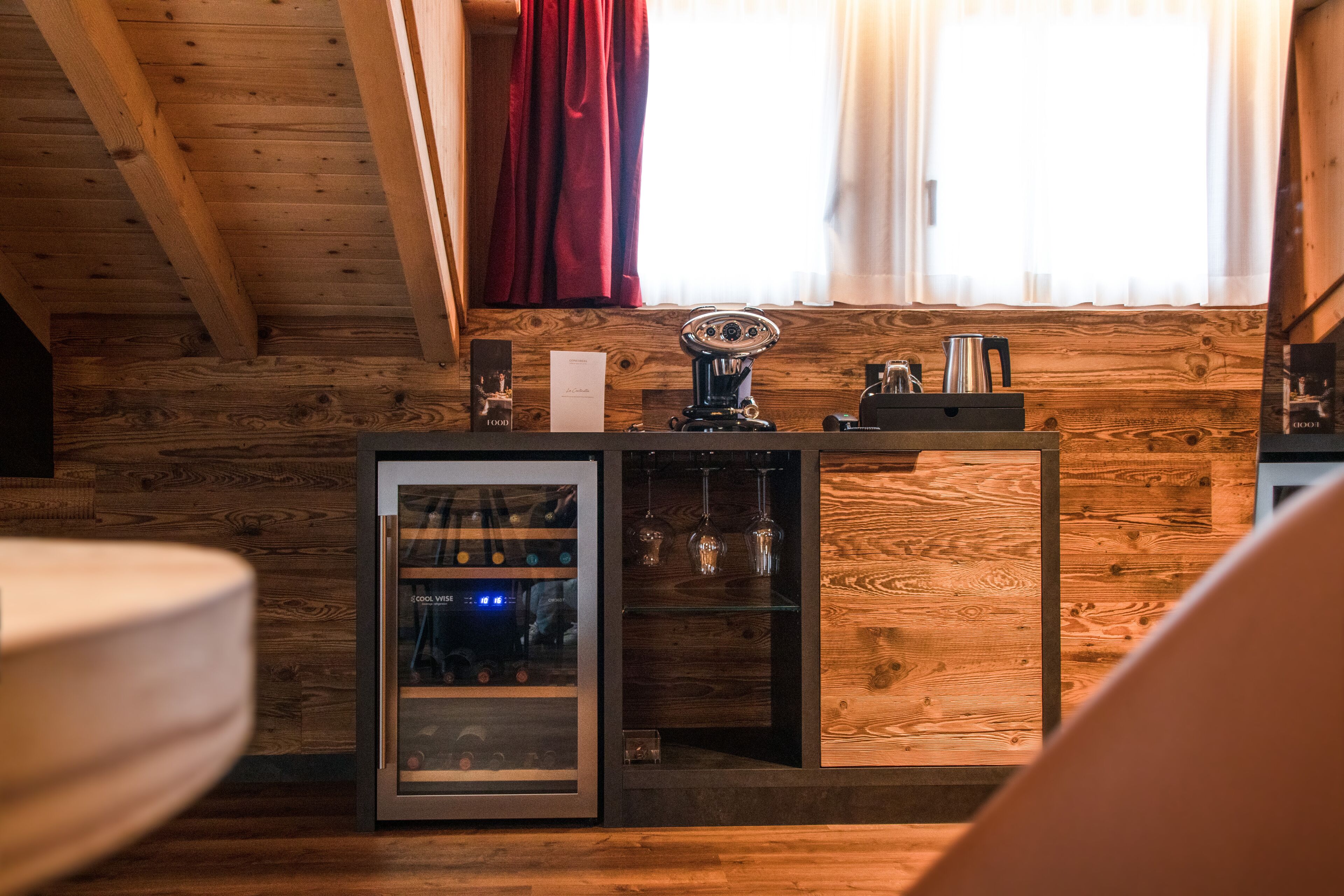 executive studio suite | living area | 39-inch flat-screen tv with satellite channels, tv, netflix