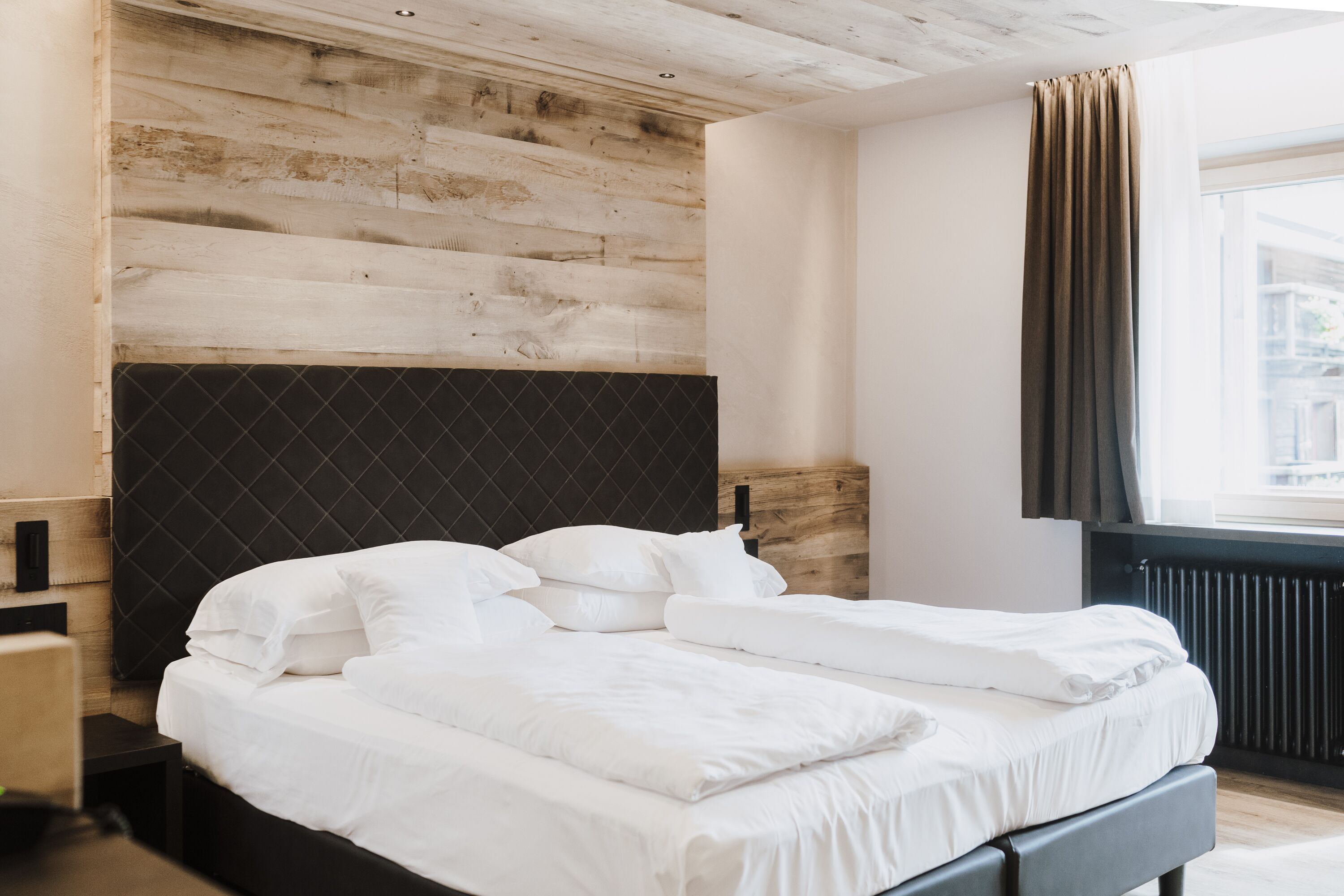 Deluxe Room | Hypo-allergenic bedding, minibar, in-room safe, soundproofing