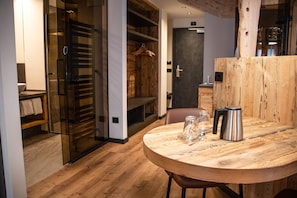 Luxury-Studiosuite, Whirlpool | Wohnbereich