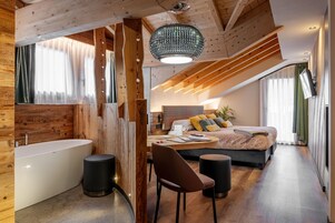 Suite monolocale Luxury, idromassaggio | Biancheria da letto ipoallergenica, minibar, una cassaforte in camera