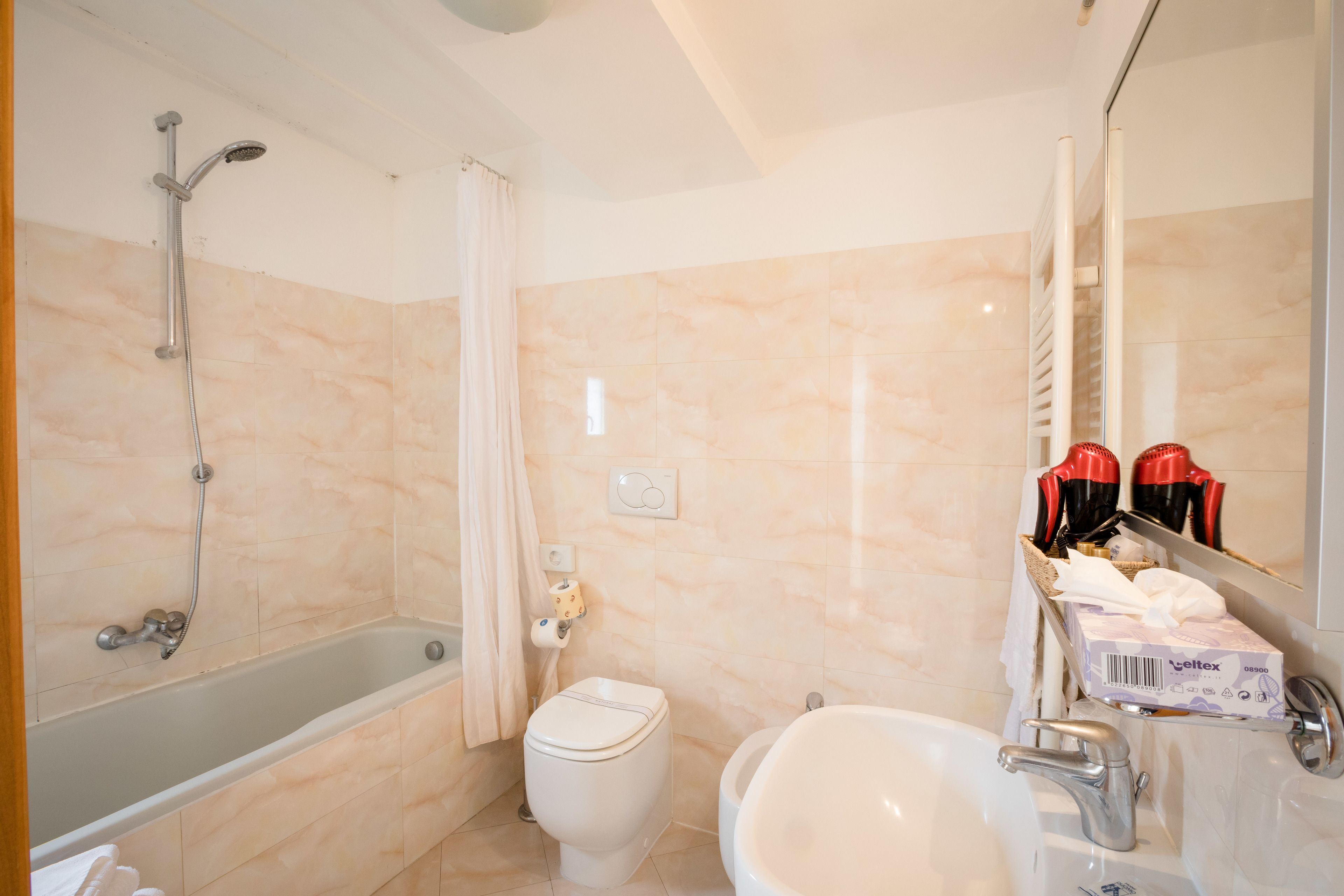 quadruple room | bathroom | bidet, towels