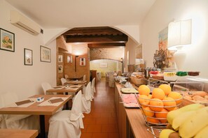 Desayuno completo gratuito y diario