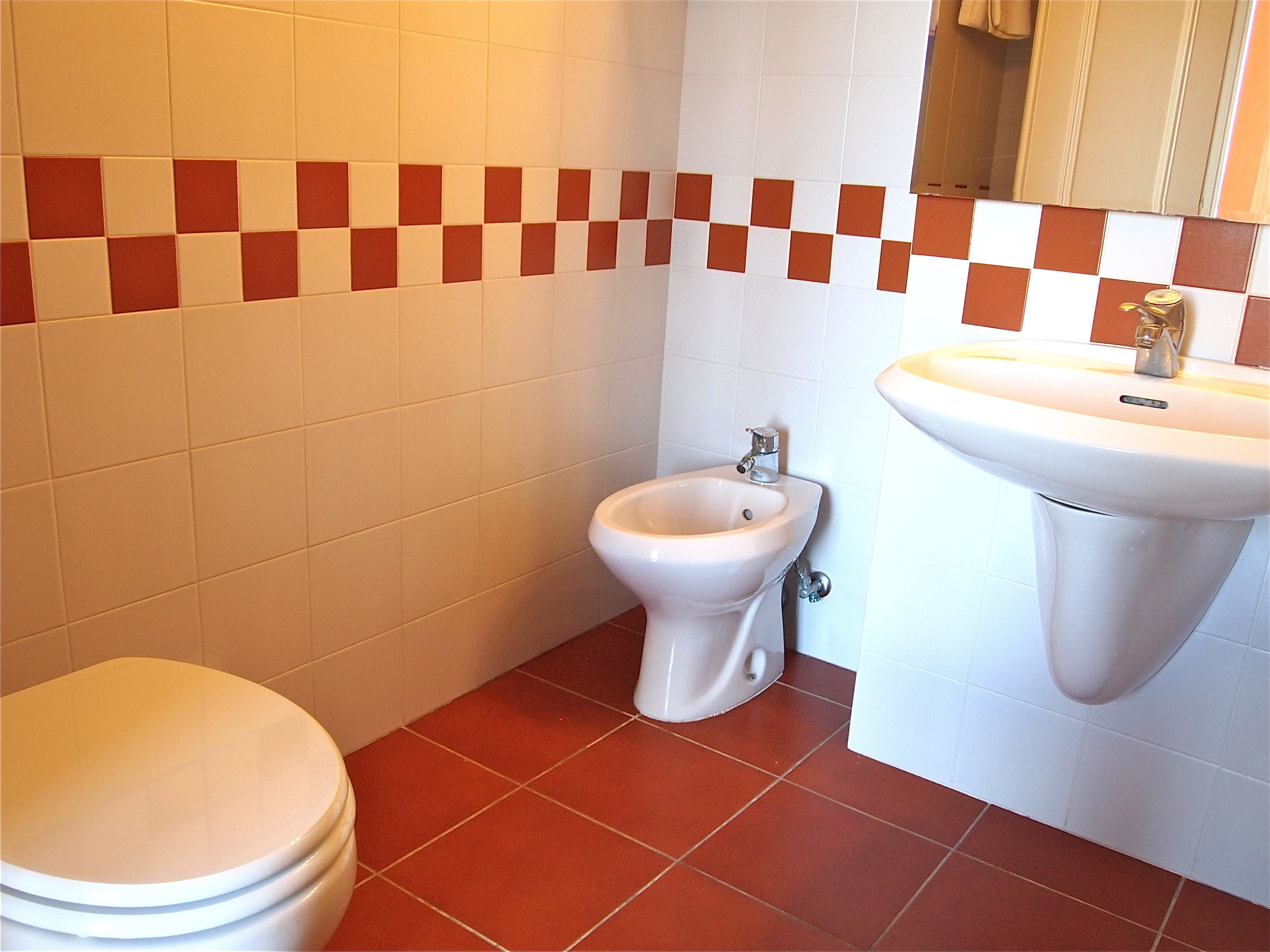 camera doppia terrazzo vista collina | bathroom | free toiletries, hair dryer, bidet, towels