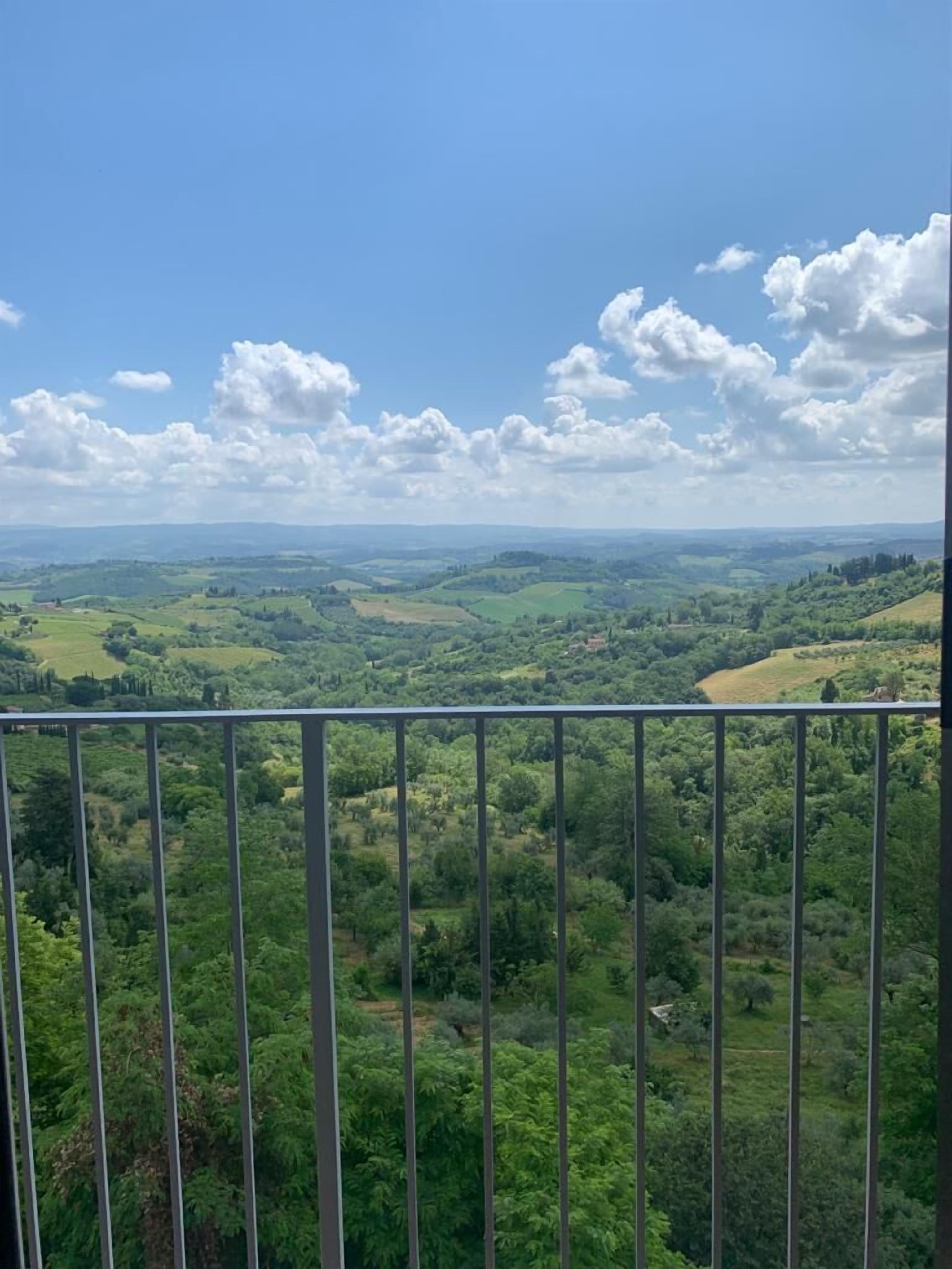 camera doppia terrazzo vista collina | terrace/patio