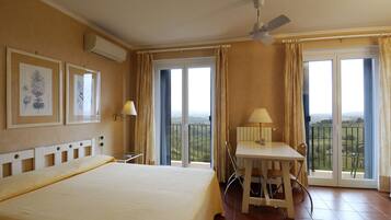 Camera doppia terrazzo vista collina | 迷你吧、免费 WiFi、床单