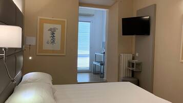 Camera doppia terrazzo vista collina | Minibar, Wi-Fi gratuit, draps fournis