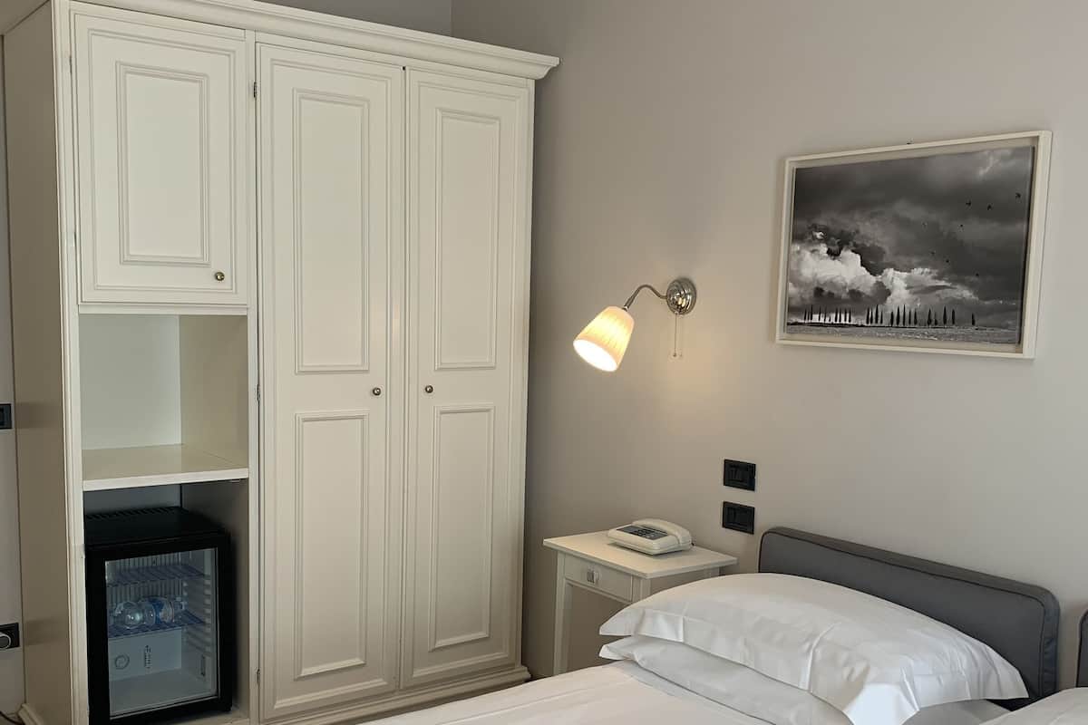 Minibar, free WiFi, bed sheets