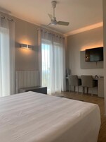 Camera doppia terrazzo vista collina | Minibar, Wi-Fi gratuito, lenzuola