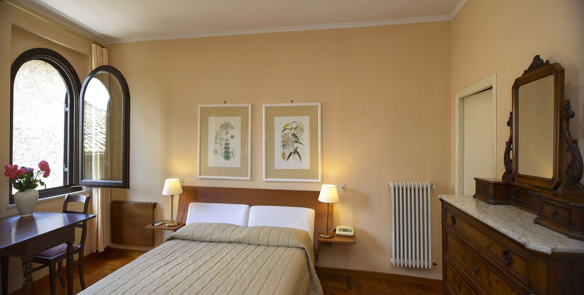 Minibar, wifi gratis y ropa de cama 