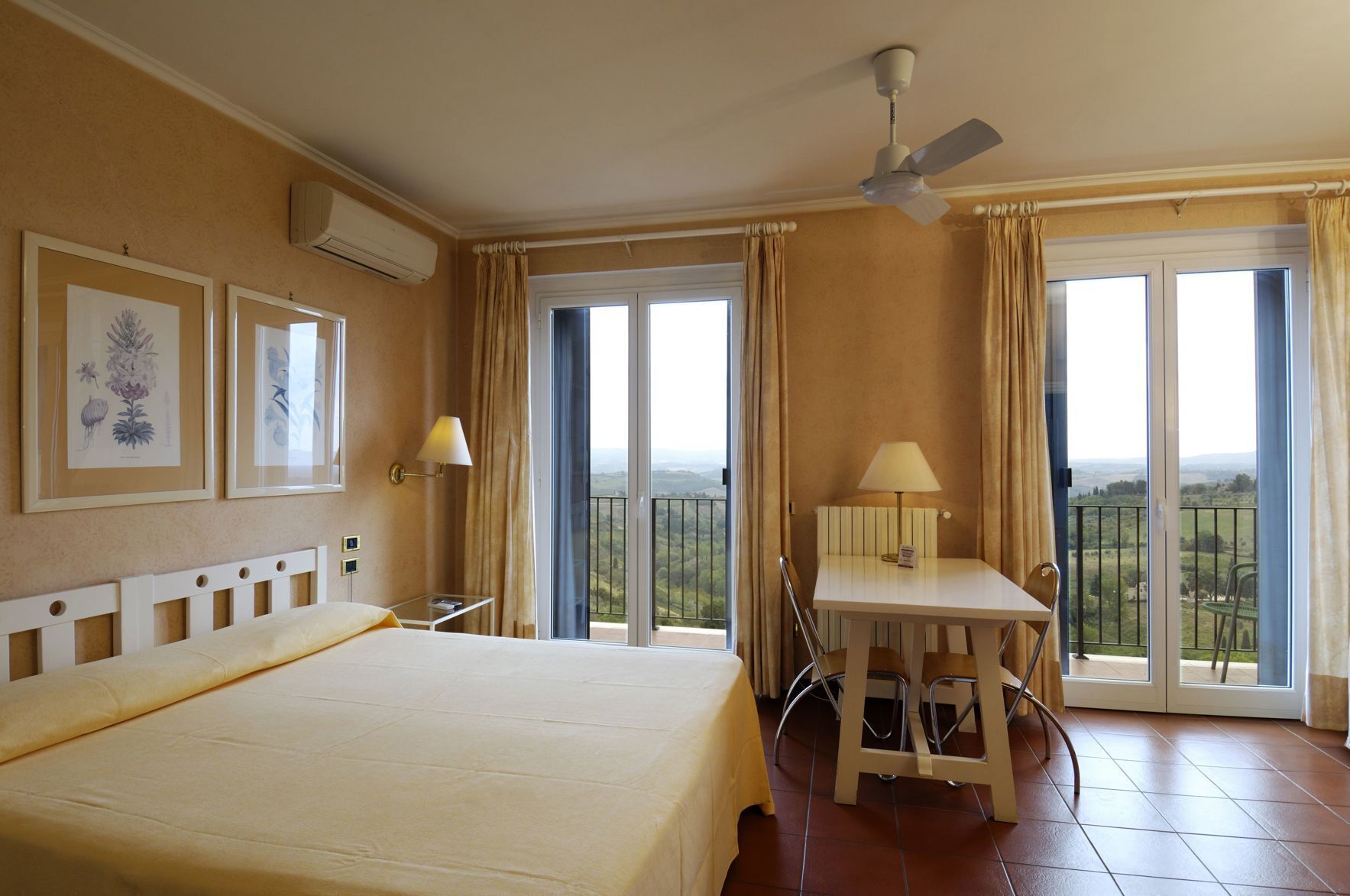 Minibar, wifi gratis y ropa de cama 