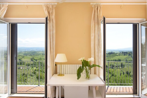 Camera doppia terrazzo vista collina | View from room