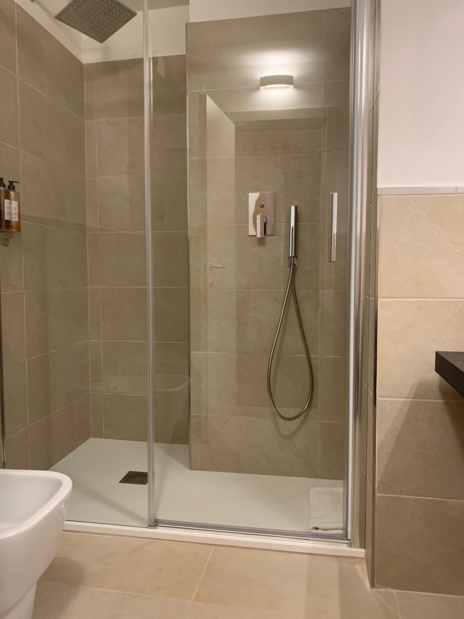 camera doppia terrazzo vista collina | bathroom | free toiletries, hair dryer, bidet, towels