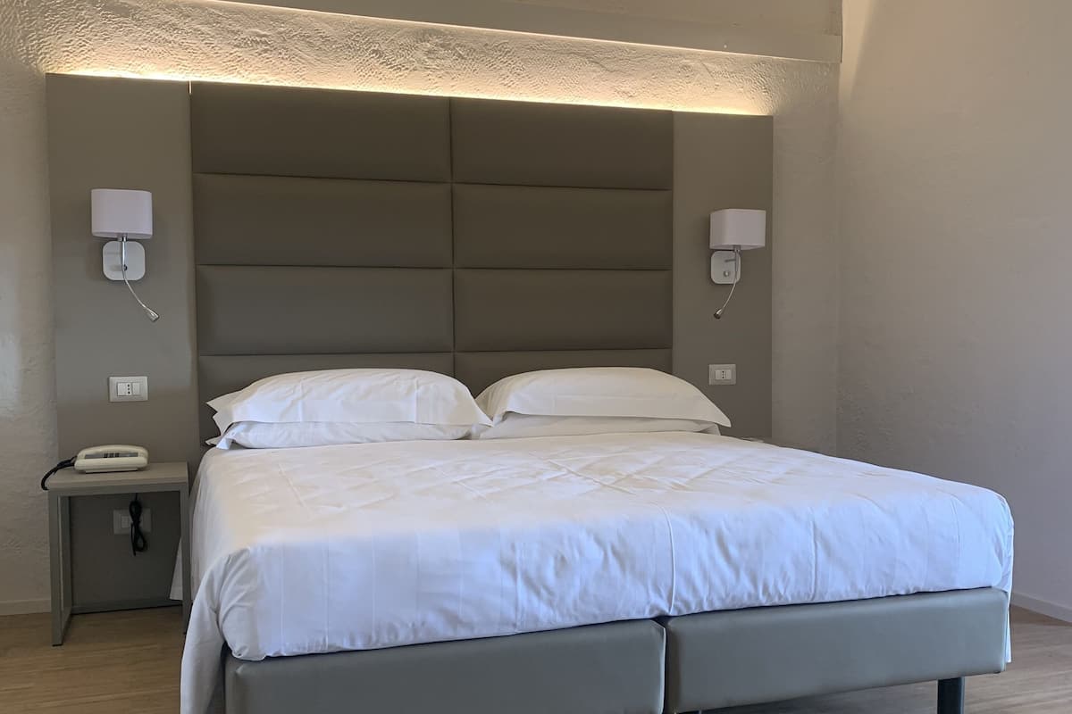 Minibar, free WiFi, bed sheets