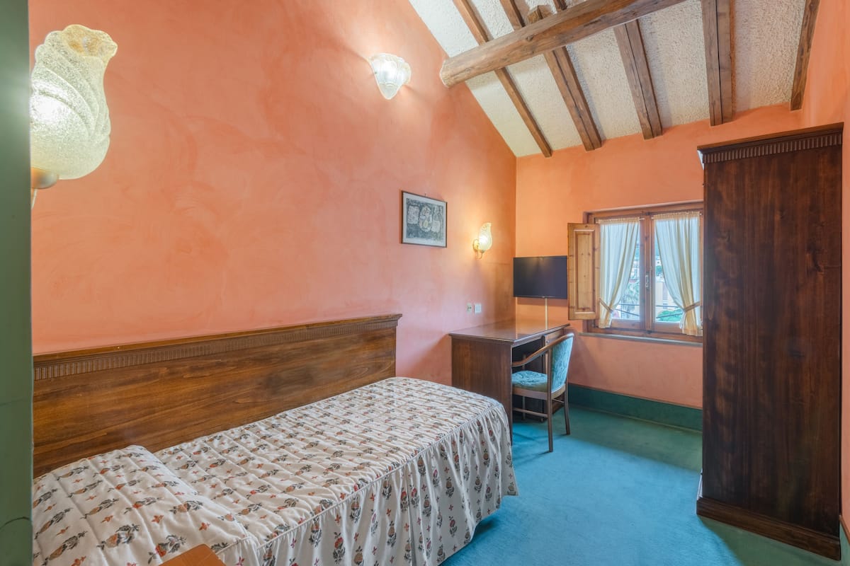 single room | 1 bedroom, premium bedding, minibar, in-room safe