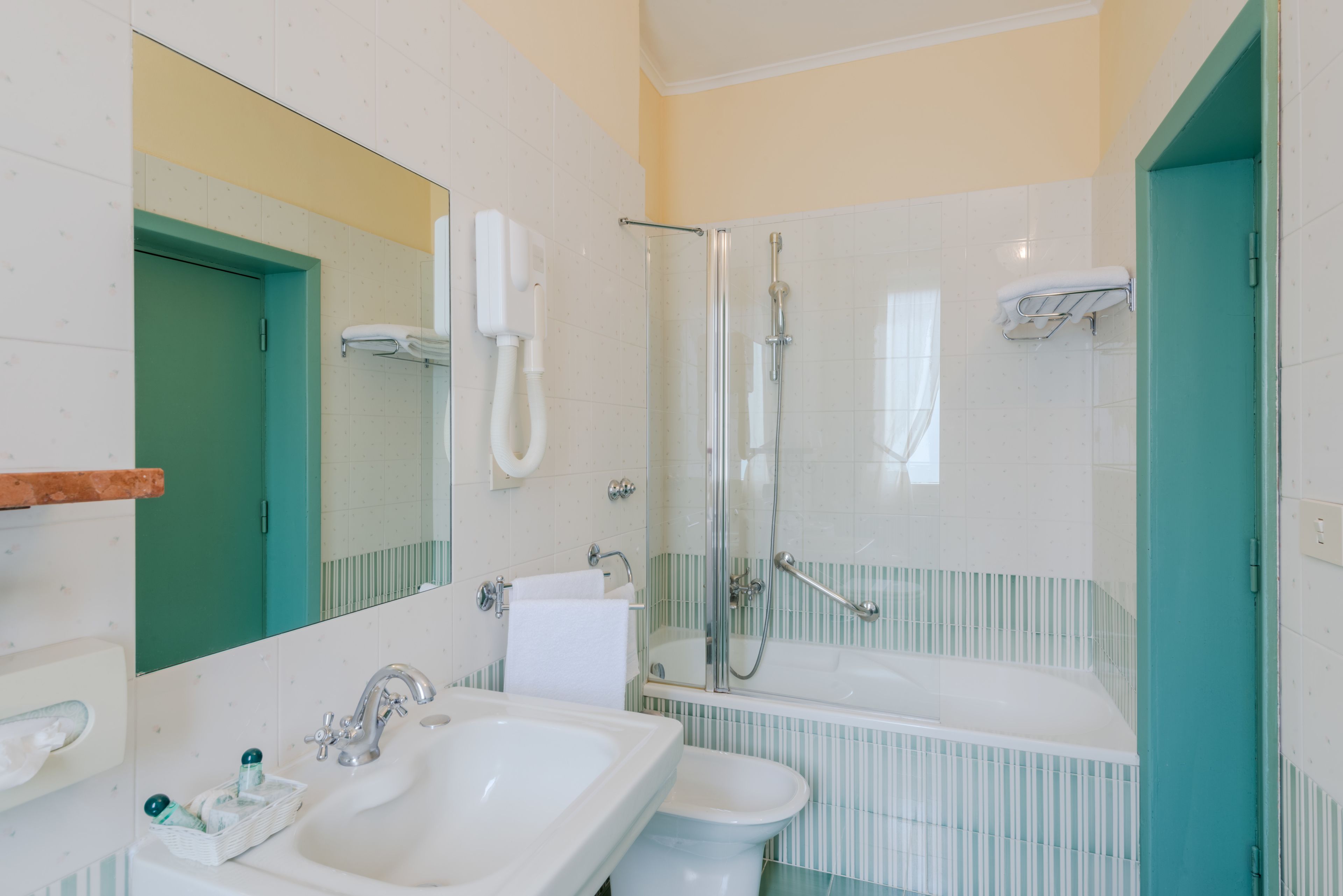 double room | bathroom | combined shower/bathtub, free toiletries, hair dryer, bidet