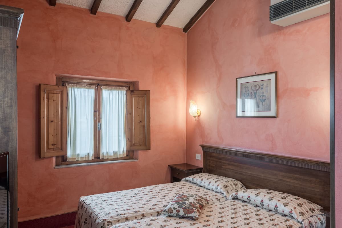 double room | 1 bedroom, premium bedding, minibar, in-room safe