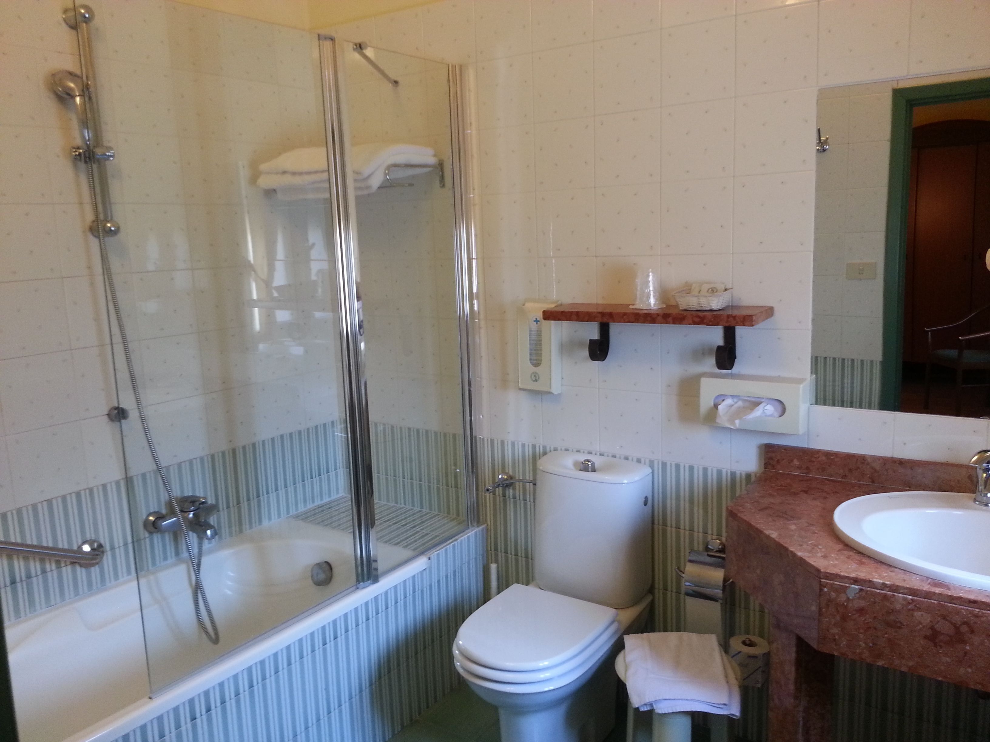 superior double room | bathroom | combined shower/bathtub, free toiletries, hair dryer, bidet