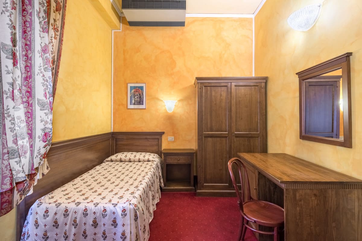 single room | 1 bedroom, premium bedding, minibar, in-room safe