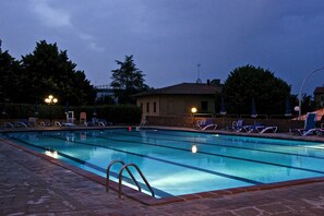Outdoor pool, open 8:00 AM to 7:30 PM, pool umbrellas - L'Albergo di Murlo (Murlo)