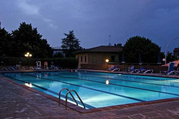 Piscine extérieure, parasols de plage