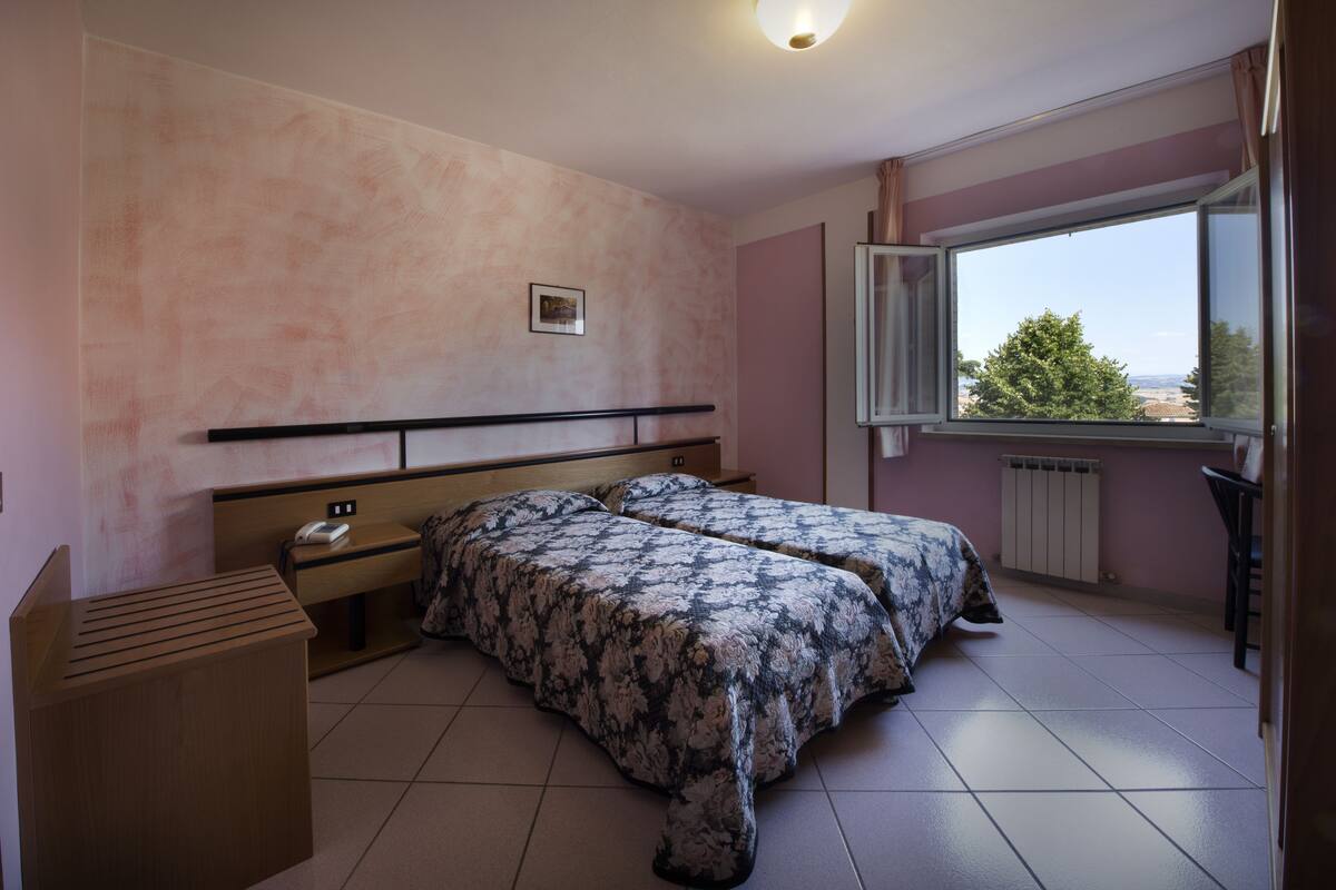 Double Room | Desk, iron/ironing board (on request), WiFi (free)