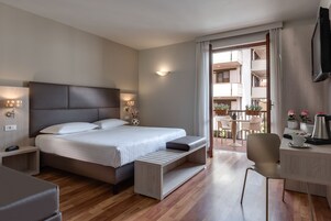 羽绒被、客房内保险箱、办公桌、笔记本电脑工作区